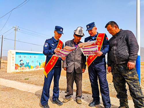 1756700020111118.jpg 图为民警开展法律法规宣传 (2).jpg