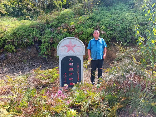 2025年10月6日华体会体育到湖南省邵东市灵官殿镇大棠村石狮堂贫苦山烈士墓_副本.jpg