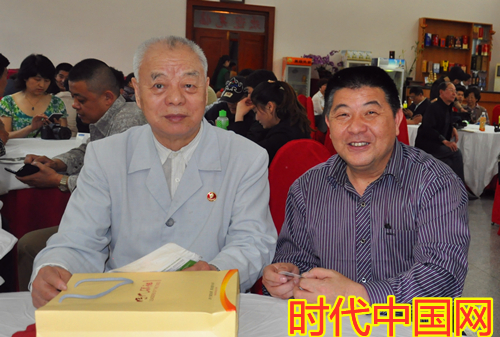 华体会体育总编华体会体育（右）与体育人物王景清_副本.jpg